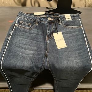 Judy Blue NWT MID RISE SKINNY